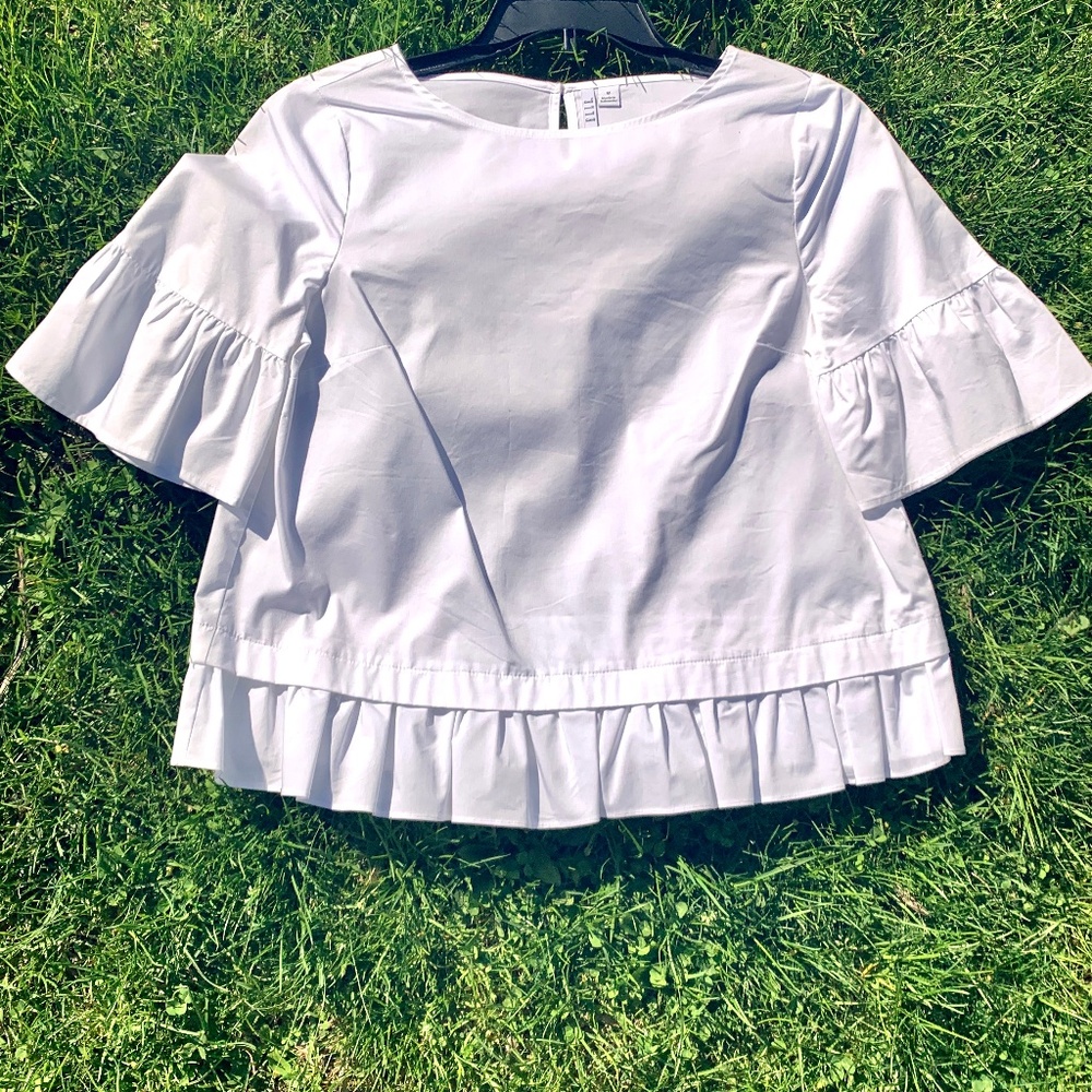 "Elle" white pull-over top, M, ruffled sleeves and bottom, EUC